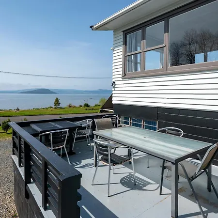 Authentic Kiwi Lodge By The Lake