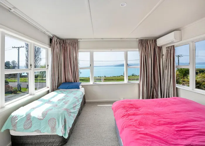 Holiday home Authentic Kiwi By The