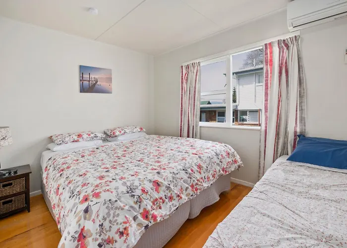 Authentic Kiwi By The Holiday home